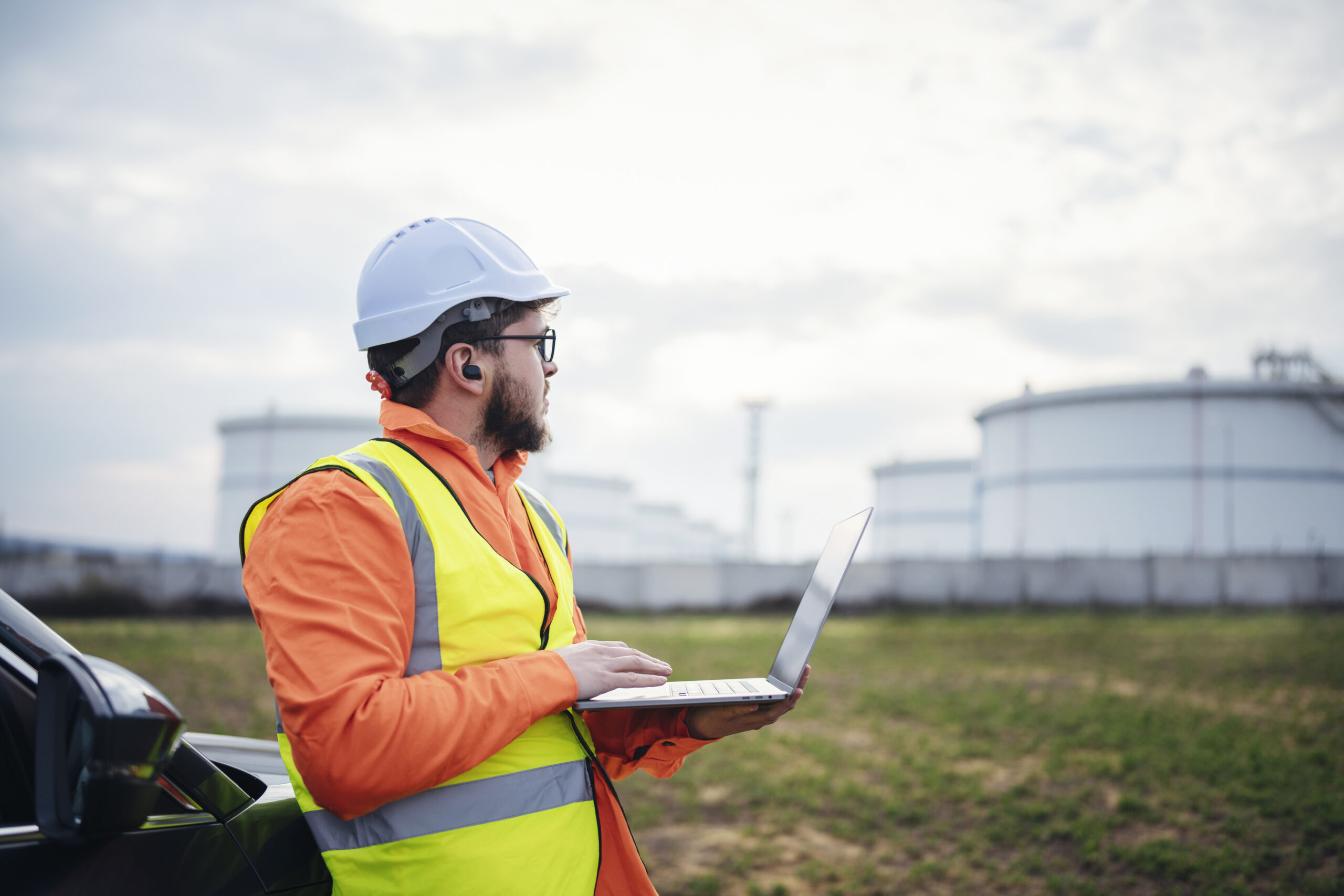 Ingeniero mirando una refinería